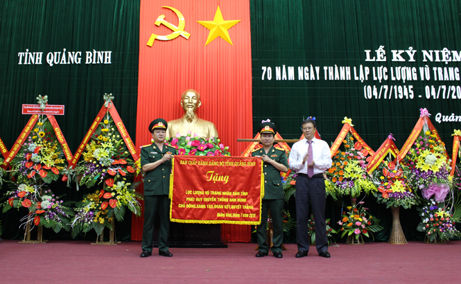 Đồng chí Lương Ngọc Bính, Ủy viên Trung ương Đảng, Bí thư Tỉnh ủy, Chủ tịch HĐND tỉnh, Bí thư Đảng ủy Quân sự tỉnh tặng bức trướng cho LLVT tỉnh.