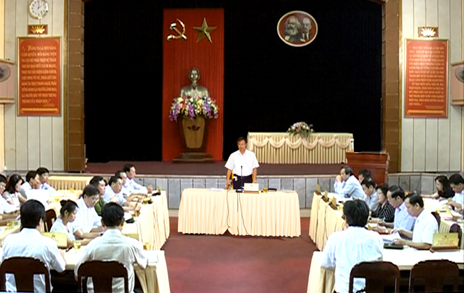 Đồng chí Lương Ngọc Bính, Ủy viên Trung ương Đảng, Bí thư Tỉnh ủy, Chủ tịch HĐND tỉnh phát biểu tại hội nghị