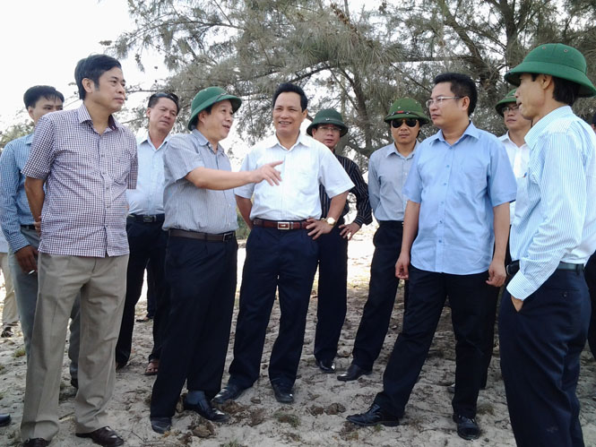 Đồng chí Nguyễn Xuân Quang, UVTV Tỉnh ủy, Phó Chủ tịch Thường trực UBND tỉnh và đoàn công tác kiểm tra thực địa khu đất quy hoạch xây dựng Nhà máy may Lệ Thuỷ