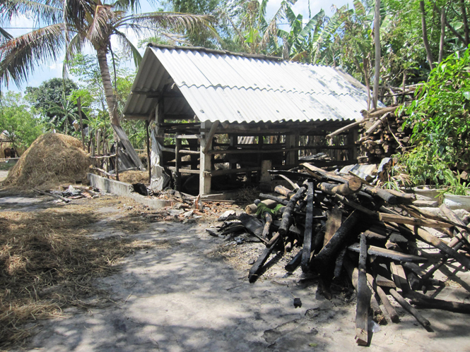 Chuồng bò và cây rơm của 1 hộ gia đình ở huyện Quảng Trạch bị 2 đối tượng Quang và Đức đốt cháy.