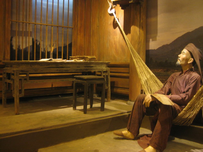  Bảo tàng Văn học Việt Nam tái hiện lại không gian sáng tác của đại thi hào Nguyễn Du với bộ bàn ghế ông đã dùng khi ở Thái Bình - Ảnh: Đức Triết