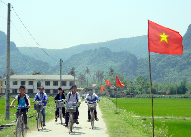 Xã Mai Hoá treo cờ Tổ quốc chào mừng đại hội Đảng các cấp.