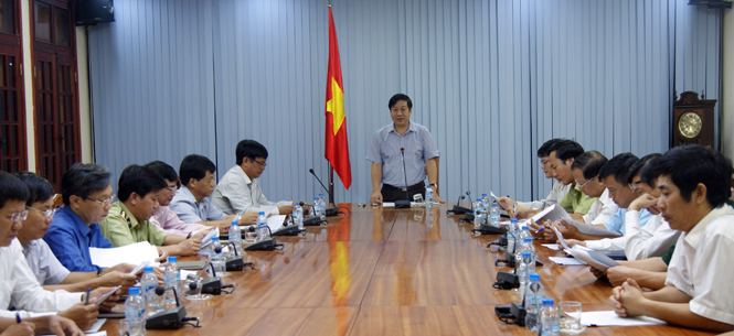 Đồng chí Nguyễn Xuân Quang, Ủy viên Thường vụ Tỉnh ủy, Phó Chủ tịch Thường trực UBND tỉnh phát biểu tại cuộc họp.