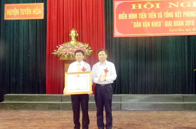 Thừa uỷ quyền của Thủ tướng Chính phủ, đồng chí Nguyễn Tiến Hoàng, TUV, Phó Chủ tịch UBND tỉnh trao bằng khen cho tập thể Ban Dân vận huyện Tuyên Hoá.