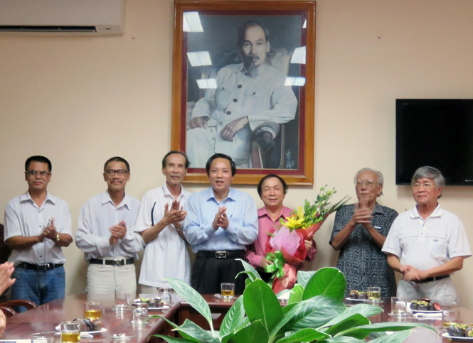 Đồng chí Hoàng Đăng Quang, Phó Bí thư Thường trực Tỉnh ủy, Trưởng đoàn đại biểu Quốc hội tỉnh, tặng hoa chúc mừng đoàn đại biểu.