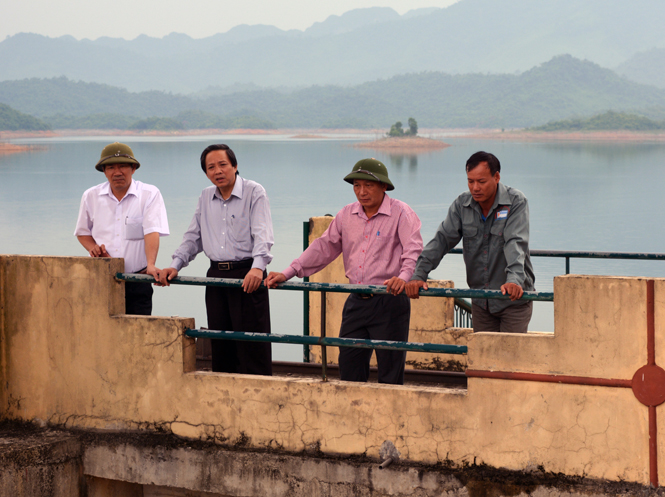 Đồng chí Hoàng Đăng Quang, Phó Bí thư Thường trực Tỉnh ủy, Trưởng đoàn đại biểu Quốc hội tỉnh và đoàn công tác kiểm tra công trình hồ chứa nước Rào Đá.
