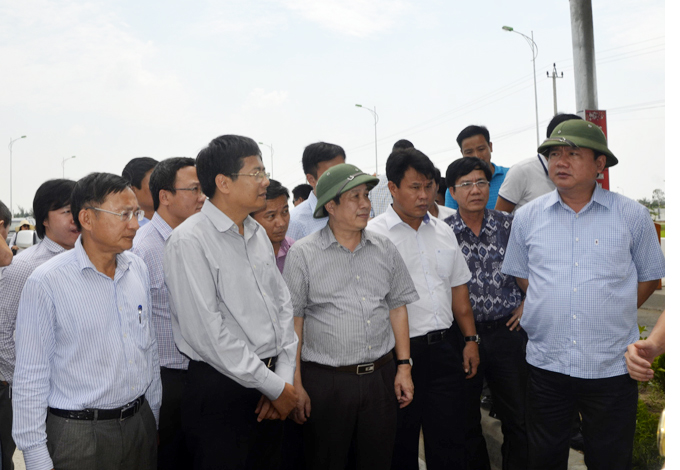 Bộ trưởng Bộ Giao thông vận tải Đinh La Thăng và đồng chí Nguyễn Xuân Quang, Phó Chủ tịch Thường trực UBND tỉnh kiểm tra hiện trường QL1.