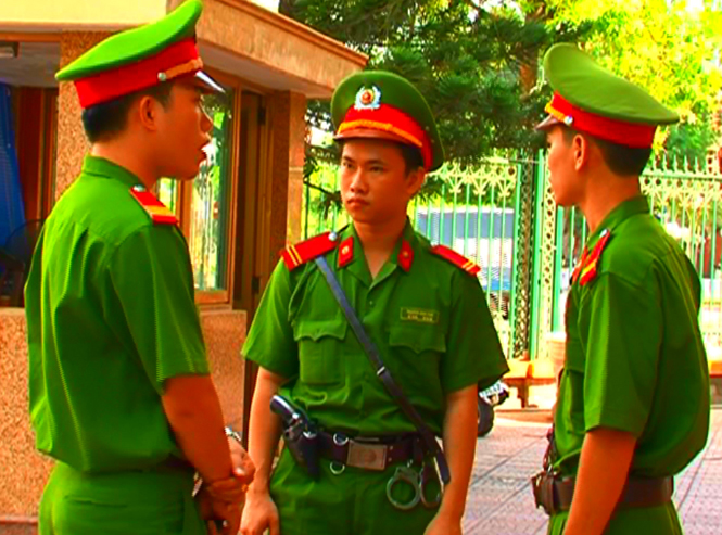 Trương Đình Phú (giữa) và Nguyễn Quốc Đạt (phải) đang trao đổi công việc với đồng đội.