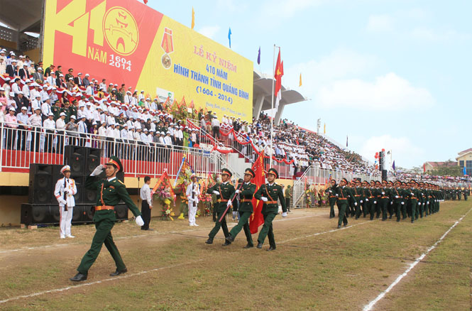 Lực lượng vũ trang tỉnh diễu binh tại Lễ kỷ niệm 410 năm hình thành tỉnh Quảng Bình (1604-2014).