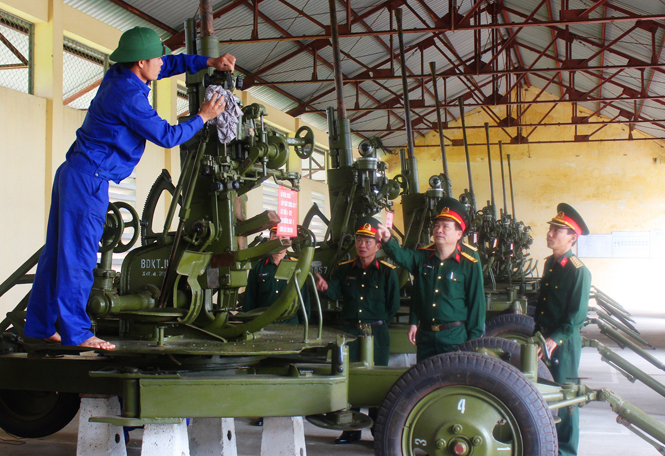 Thượng tá Nguyễn Văn Man, Ủy viên Thường vụ Đảng ủy, Chỉ huy trưởng Bộ CHQS tỉnh, kiểm tra công tác bảo quản vũ khí tại Kho K6, Phòng Kỹ thuật.