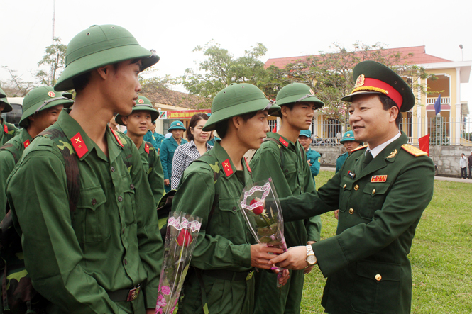 Đại tá Hoàng Xuân Vĩnh, Phó Bí thư Đảng uỷ, Chính uỷ Bộ CHQS tỉnh động viên tân binh lên đường nhập ngũ.