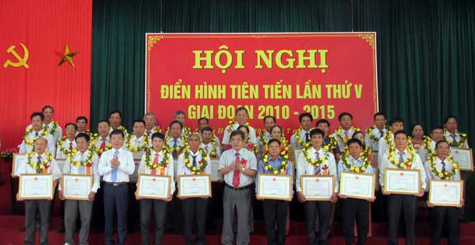 Đồng chí Nguyễn Hữu Hoài, Phó Bí thư Tỉnh uỷ, Chủ tịch UBND tỉnh trao tặng bằng khen cho các tập thể, cá nhân điển hình tiên tiến.