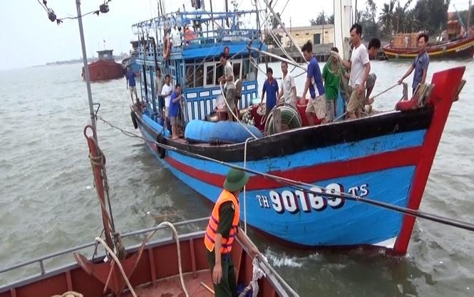 14 thuyền viên cùng tàu được Hải đội 2 BĐBP Quảng Bình đưa vào bờ an toàn.