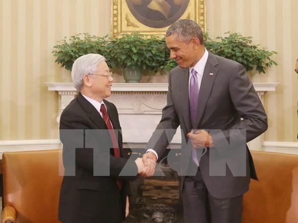 Tổng thống Hoa Kỳ Barack Obama đón Tổng Bí thư Nguyễn Phú Trọng. (Ảnh : Trí Dũng/TTXVN)