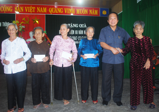 Thứ trưởng Trương Minh Tuấn tặng quà cho các gia đình chính sách xã Nghĩa Ninh.