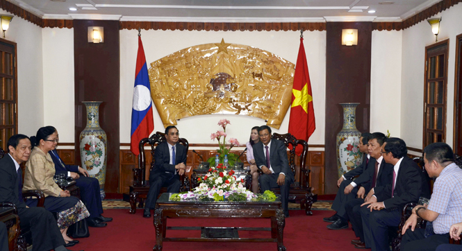 Thủ tướng Chính phủ nước CHDCND Lào Thoong-xỉnh Thăm-mạ-vông phát biểu tại buổi làm việc.