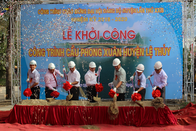 Các đồng chí lãnh đạo tỉnh, huyện và đơn vị thi công khởi công công trình cầu Phong Xuân.