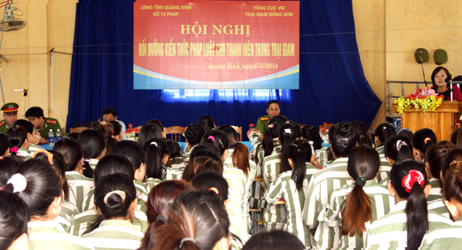 Bồi dưỡng kiến thức pháp luật cho phạm nhân đang thụ án tại Trại giam Đồng Sơn.
