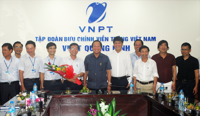 Đồng chí Trương Minh Tuấn, Thứ trưởng Bộ Thông tin-Truyền thông chụp ảnh lưu niệm với cán bộ, công nhân viên VNPT Quảng Bình.