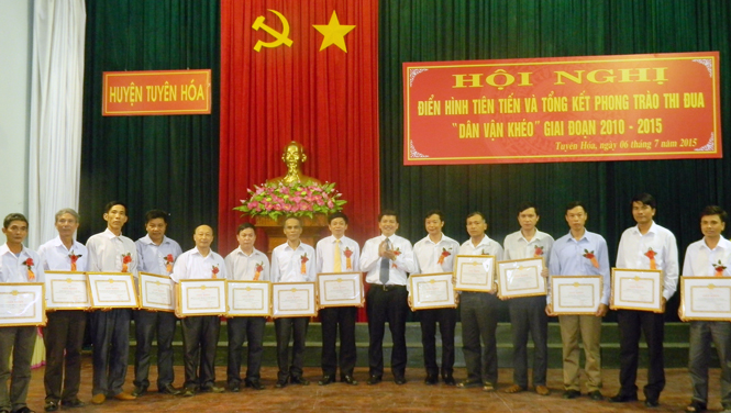 Khen thưởng cho các tập thể, cá nhân điển hình trong phong trào thi đua yêu nước huyện Tuyên Hoá, giai đoạn 2010-2015.