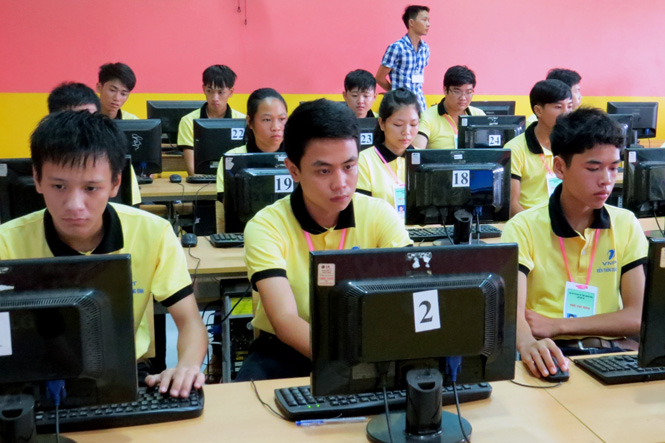 Các thí sinh làm bài thi rất nghiêm túc tại Hội thi tin học trẻ Quảng Bình lần thứ XVI.