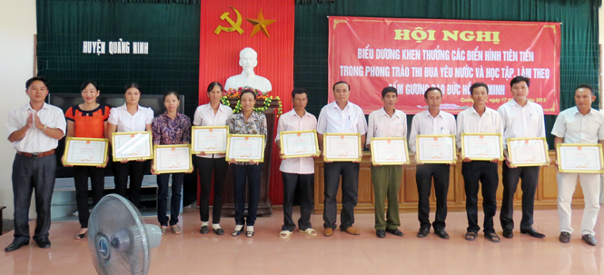 Biểu dương khen thưởng các điển hình tiên tiến trong phong trào thi đua yêu nước và học tập, làm theo tấm gương đạo đức Hồ Chí Minh.