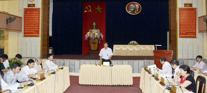 Đồng chí Lương Ngọc Bính, Ủy viên Trung ương Đảng, Bí thư Tỉnh ủy, Chủ tịch HĐND tỉnh chủ trì hội nghị.