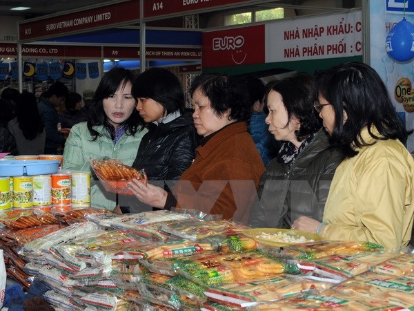 Khách xem các sản phẩm tại hội chợ hàng Thái Lan năm 2014. (Ảnh: Quang Quyết/TTXVN)