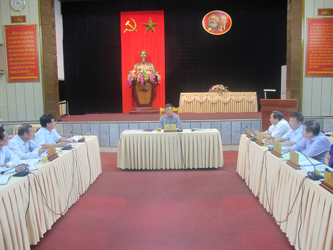 Đồng chí Lương Ngọc Bính, Ủy viên Trung ương Đảng, Bí thư Tỉnh ủy, Chủ tịch HĐND tỉnh chủ trì hội nghị