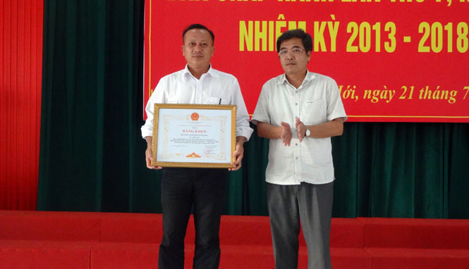 Đại diện lãnh đạo Hội Nông dân tỉnh trao bằng khen của BCH Trung ương Hội Nông dân Việt Nam cho Hội Nông dân huyện Tuyên Hóa.