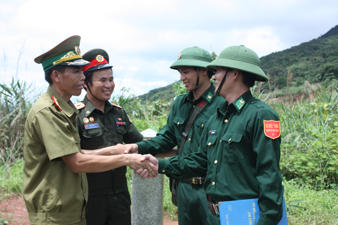 Cán bộ, chiến sỹ BĐBP tỉnh trao đổi tình hình trong thực hiện nhiệm vụ tuần tra song phương với lực lượng an ninh và quân sự nước bạn Lào.