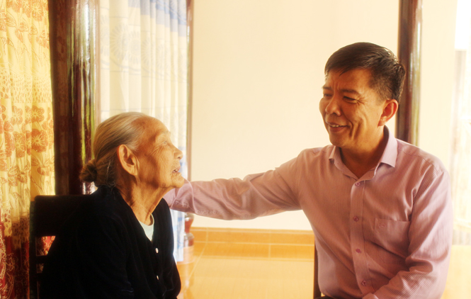 Đồng chí Nguyễn Hữu Hoài, Phó Bí thư Tỉnh uỷ, Chủ tịch UBND tỉnh thăm hỏi bà Đào Thị Luế thân nhân liệt sỹ Đào Hữu Thới.