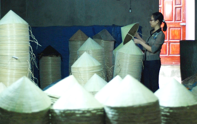 Mô hình làm nón lá đem lại thu nhập cao cho nhiều hội viên phụ nữ ở phường Quảng Thuận.