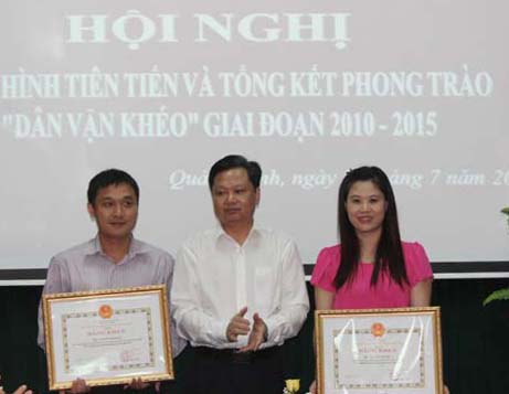 Đồng chí Nguyễn Tiến Hoàng, TUV, Phó Chủ tịch UBND tỉnh trao bằng khen của UBND tỉnh cho cá nhân lao động xuất sắc trong phong trào thi đua yêu nước 2010-2015.