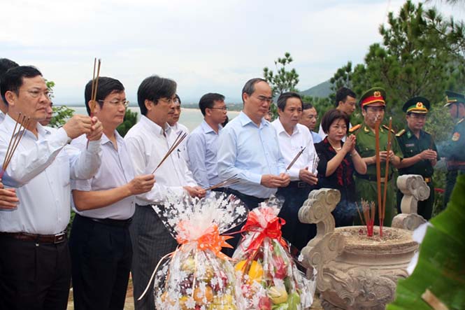 Đồng chí Nguyễn Thiện Nhân và các đồng chí lãnh đạo tỉnh dâng hương lên phần mộ Đại tướng.