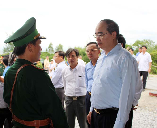 Đồng chí Nguyễn Thiện Nhân trò chuyện với cán bộ, chiến sĩ Bộ đội Biên phòng tham gia bảo vệ khu mộ Đại tướng.
