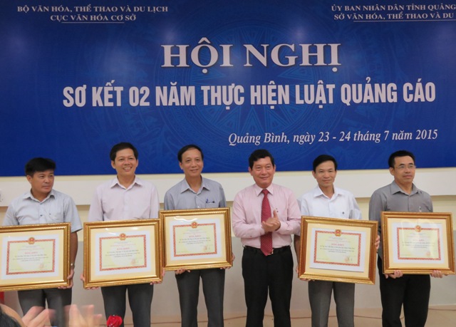 Đồng chí Huỳnh Vĩnh Ái, Thứ trưởng Bộ Văn hóa-Thể thao và Du lịch trao tặng bằng khen cho các đơn vị có thành tích xuất sắc.