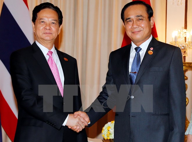 Thủ tướng Nguyễn Tấn Dũng và Thủ tướng Thái Lan Prayut Chan-o-cha. (Ảnh: Đức Tám/TTXVN)
