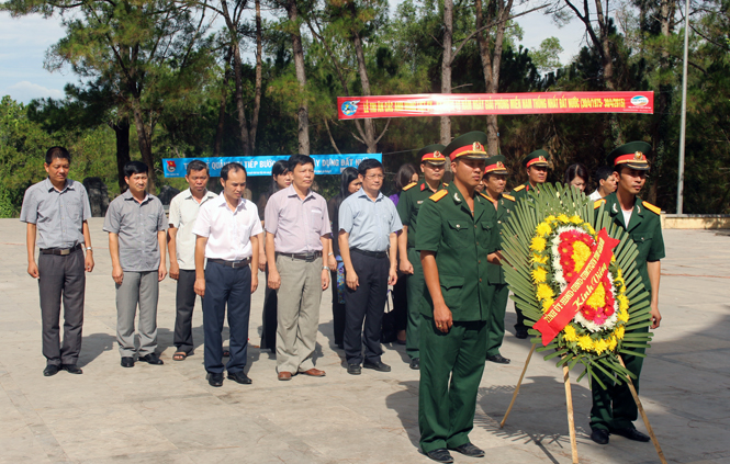 Đồng chí Trần Tiến Dũng cùng đoàn đại biểu tỉnh ta đặt vòng hoa viếng Nghĩa trang liệt sỹ Quốc gia Trường Sơn