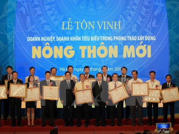 Phó Thủ tướng Chính phủ Vũ Văn Ninh tặng bằng khen của Thủ tướng Chính phủ cho 31 doanh nhân tiêu biểu. (Ảnh: Vũ Sinh/TTXVN)