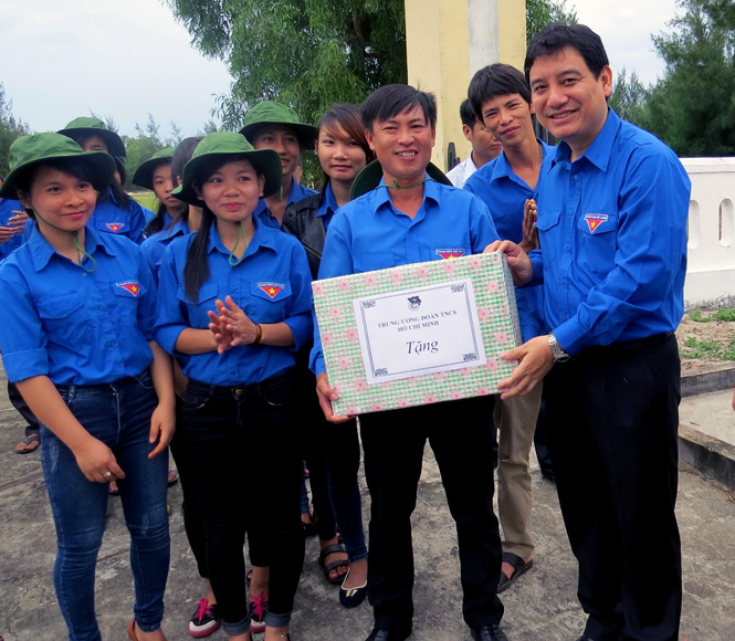 Đồng chí Nguyễn Đắc Vinh, Uỷ viên dự khuyết BCH Trung ương Đảng, Bí thư thứ nhất BCH Trung ương Đoàn thăm và tặng quà cho Đoàn thanh niên xã Hải Ninh.