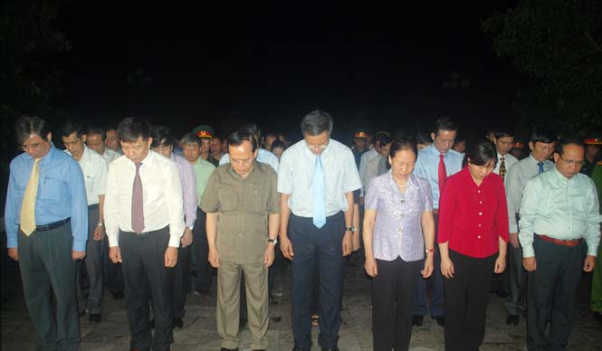 Đồng chí Ngô Văn Dụ và các đồng chí lãnh đạo tỉnh tại lễ viếng anh hùng liệt sĩ.