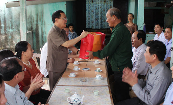 Đồng chí Ngô Văn Dụ, Ủy viên Bộ Chính trị, Bí thư Trung ương Đảng, Chủ nhiệm UBKT Trung ương tặng quà thương binh Phan Văn Thân (thành phố Đồng Hới).