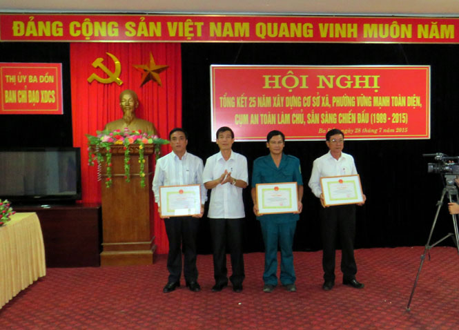      Đồng chí Trần Văn Luận, Phó Bí thư Thị ủy, Chủ tịch UBND thị xã Ba Đồn tặng giấy khen cho 3 cá nhân đạt thành tích xuất sắc trong xây dựng cơ sở VMTD, cụm ATLC, SSCĐ