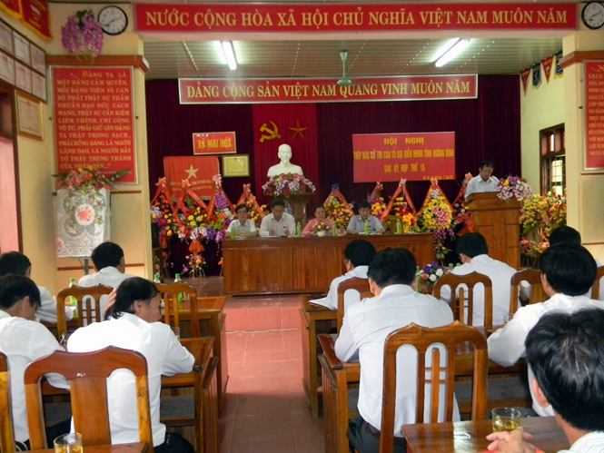 Các đại biểu HĐND tỉnh tiếp xúc với cử tri huyện Tuyên Hoá tại hội trường UBND xã Mai Hoá.