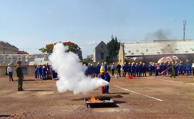 Công ty Xăng dầu Quảng Bình tổ chức diễn tập các phương án phòng chống cháy nổ cho đội ngũ cán bộ, nhân viên và người lao động.