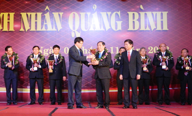 Xí nghiệp May xuất khẩu Hà Quảng được UBND tỉnh công nhận và tôn vinh là 1 trong 10 doanh nghiệp tiêu biểu năm 2013.