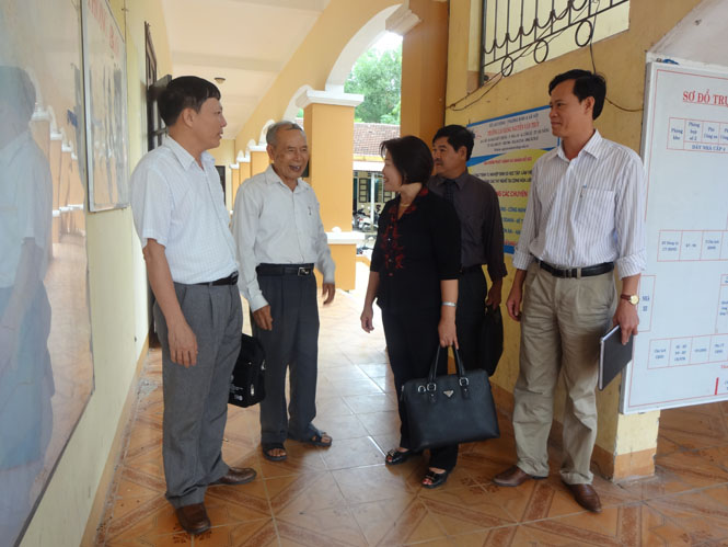Đồng chí Trần Thị Thanh Hương, Ủy viên Thường vụ Tỉnh ủy, Phó Chủ tịch HĐND tỉnh trao đổi với cử tri tại xã Gia Ninh.