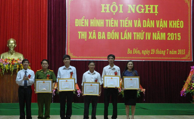 Đại diện lãnh đạo thị xã Ba Đồn trao bằng khen của UBND tỉnh cho 5 tập thể đạt thành tích xuất sắc trong phong trào thi đua yêu nước giai đoạn 2011-2015.