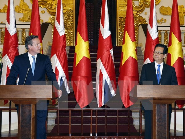 Thủ tướng Nguyễn Tấn Dũng và Thủ tướng Anh David Cameron gặp gỡ báo chí. (Ảnh: Đức Tám/TTXVN)